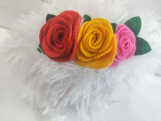 Perro blanco bailando y cantando con flores y campanas en la cabeza niños juguete regalo del día de los niños