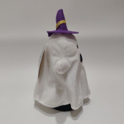 Fantasmas blancos de Halloween con sombreros y escobas