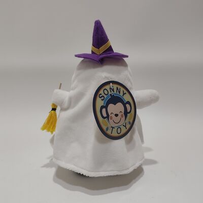 Fantasmas blancos de Halloween con sombreros y escobas