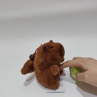 Peluche de capibara con cuerda y alas que se agitan