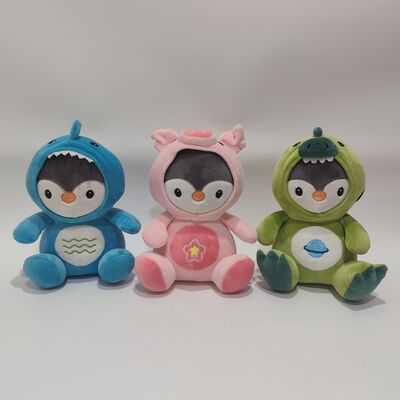 Pequeño juguete de peluche de pingüino en disfraces de animales